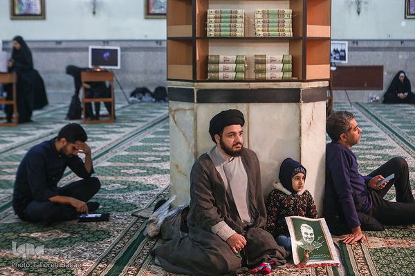 تجمع چند هزار نفری فرهنگیان در حرم عبدالعظیم