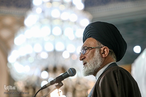 تجمع چند هزار نفری فرهنگیان در حرم عبدالعظیم