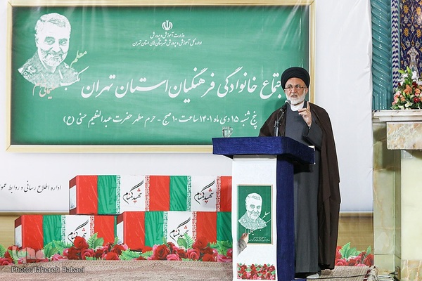 تجمع چند هزار نفری فرهنگیان در حرم عبدالعظیم