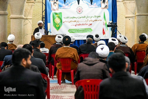 تجمع طلاب حوزه علمیه شیراز در محکومیت اهانت به ساحت مقدس پیامبر اعظم