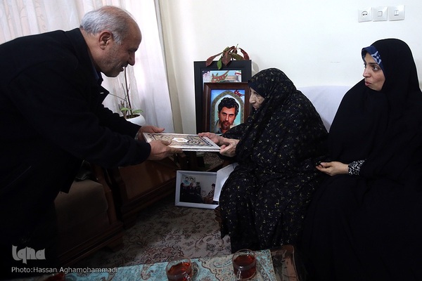 اهدای لوح تقدیر به مادر داود و مجید شهیدان کشتکار سهی