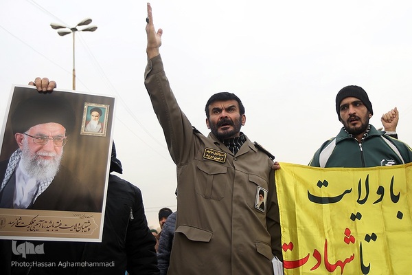 راهپیمایی نمازگزاران تهرانی در محکومیت اهانت نشریه فرانسوی به ساحت شریف مرجعیت