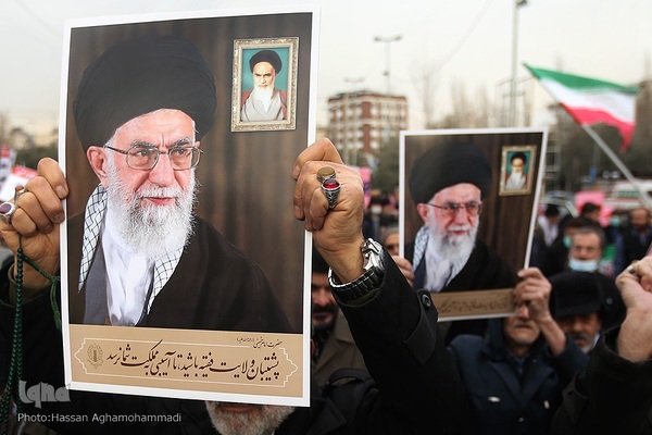 راهپیمایی نمازگزاران تهرانی در محکومیت اهانت نشریه فرانسوی به ساحت شریف مرجعیت