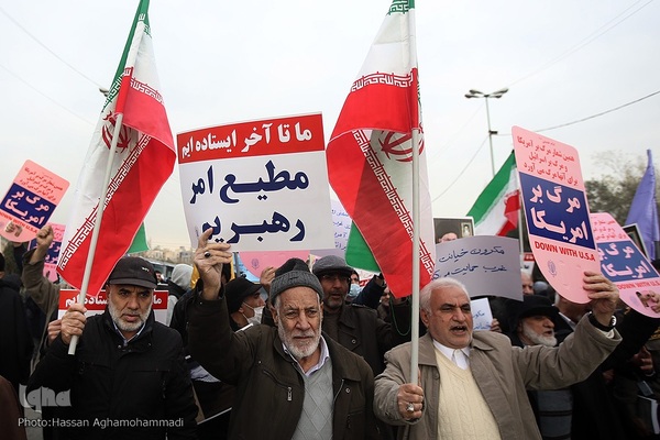 راهپیمایی نمازگزاران تهرانی در محکومیت اهانت نشریه فرانسوی به ساحت شریف مرجعیت