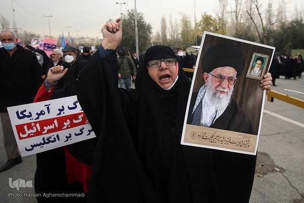 راهپیمایی نمازگزاران تهرانی در محکومیت اهانت نشریه فرانسوی به ساحت شریف مرجعیت