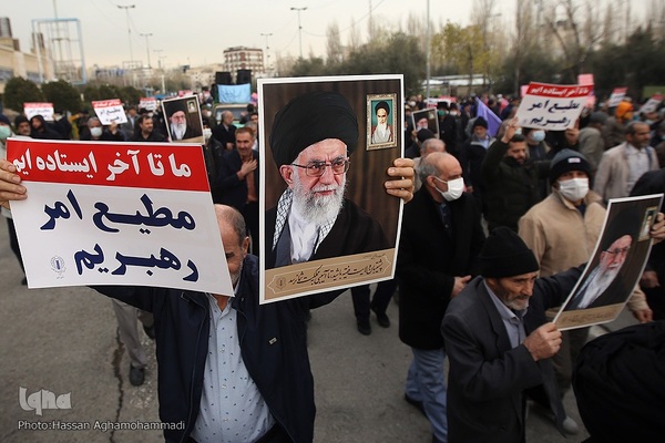 راهپیمایی نمازگزاران تهرانی در محکومیت اهانت نشریه فرانسوی به ساحت شریف مرجعیت