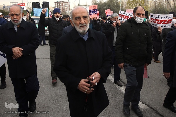 راهپیمایی نمازگزاران تهرانی در محکومیت اهانت نشریه فرانسوی به ساحت شریف مرجعیت