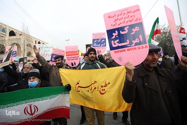 راهپیمایی نمازگزاران تهرانی در محکومیت اهانت نشریه فرانسوی به ساحت شریف مرجعیت