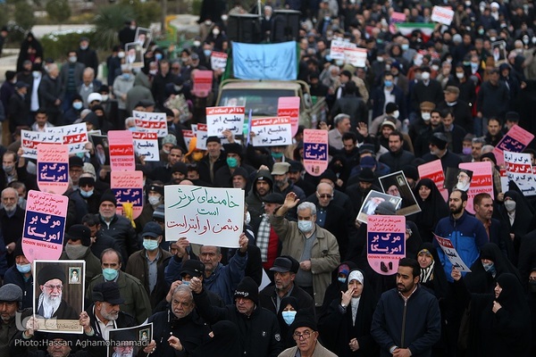 راهپیمایی نمازگزاران تهرانی در محکومیت اهانت نشریه فرانسوی به ساحت شریف مرجعیت