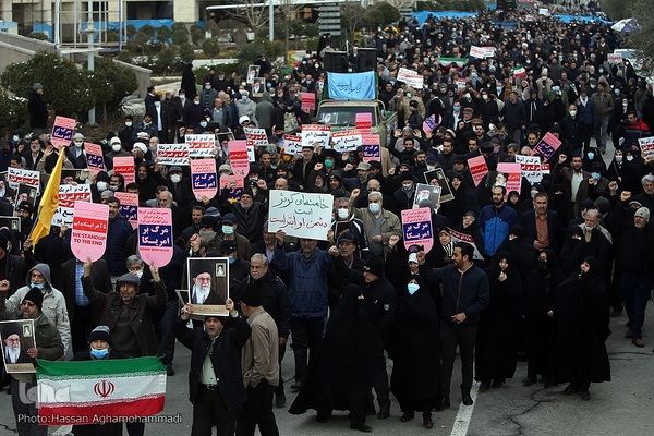 راهپیمایی نمازگزاران تهرانی در محکومیت اهانت نشریه فرانسوی به ساحت شریف مرجعیت