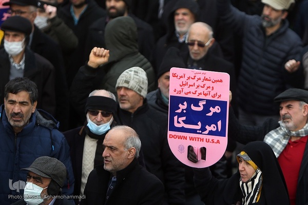 راهپیمایی نمازگزاران تهرانی در محکومیت اهانت نشریه فرانسوی به ساحت شریف مرجعیت