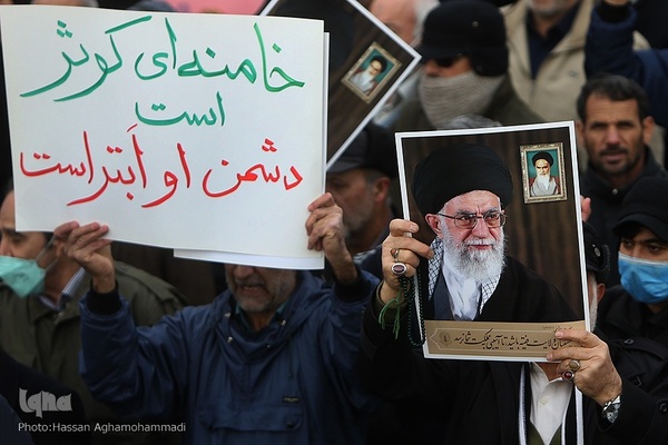 راهپیمایی نمازگزاران تهرانی در محکومیت اهانت نشریه فرانسوی به ساحت شریف مرجعیت