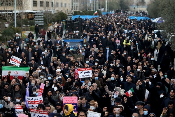 راهپیمایی نمازگزاران تهرانی در محکومیت اهانت نشریه فرانسوی به ساحت شریف مرجعیت