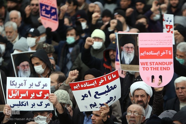 راهپیمایی نمازگزاران تهرانی در محکومیت اهانت نشریه فرانسوی به ساحت شریف مرجعیت