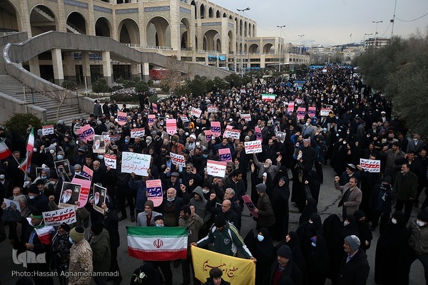 راهپیمایی نمازگزاران تهرانی در محکومیت اهانت نشریه فرانسوی به ساحت شریف مرجعیت