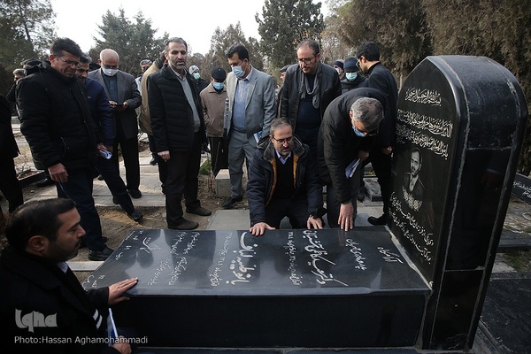 حضور جمعی از اعضای جهاد دانشگاهی بر مزار دانشمند جهادگر، دکتر کاظمی آشتیانی