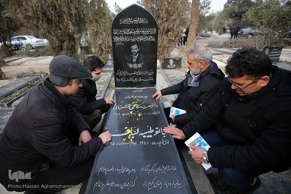 حضور جمعی از اعضای جهاد دانشگاهی بر مزار دانشمند جهادگر، دکتر کاظمی آشتیانی