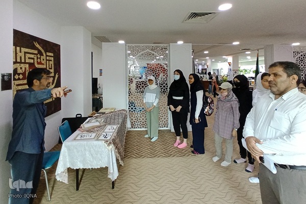 بازدید دانش‌آموزان ایرانی مقیم مالزی از جشنواره هنرهای قرآنی رستو