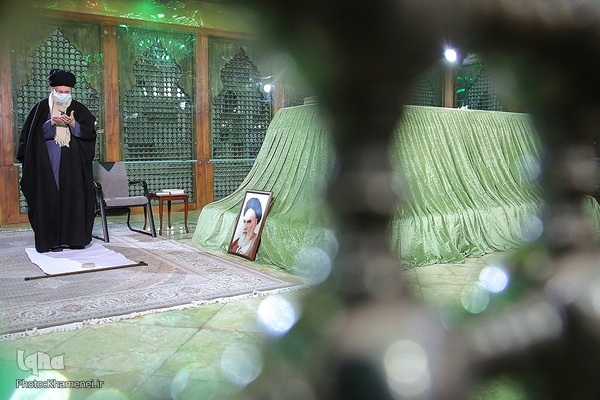 حضور رهبر فرزانه انقلاب در مرقد مطهر امام راحل و گلزار شهدای بهشت زهرا