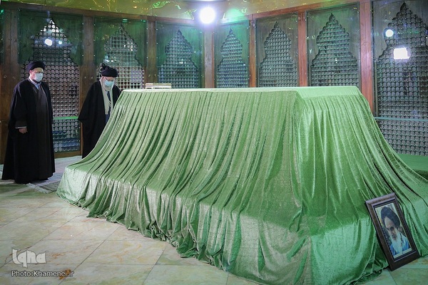 حضور رهبر فرزانه انقلاب در مرقد مطهر امام راحل و گلزار شهدای بهشت زهرا