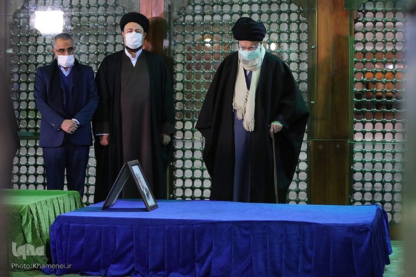 حضور رهبر فرزانه انقلاب در مرقد مطهر امام راحل و گلزار شهدای بهشت زهرا
