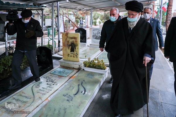 حضور رهبر فرزانه انقلاب در مرقد مطهر امام راحل و گلزار شهدای بهشت زهرا