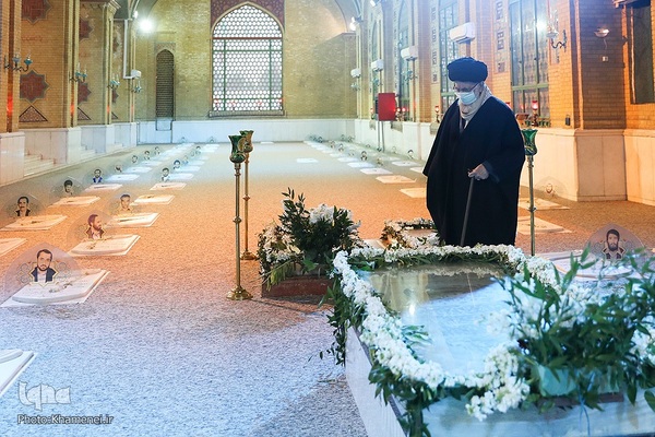 حضور رهبر فرزانه انقلاب در مرقد مطهر امام راحل و گلزار شهدای بهشت زهرا