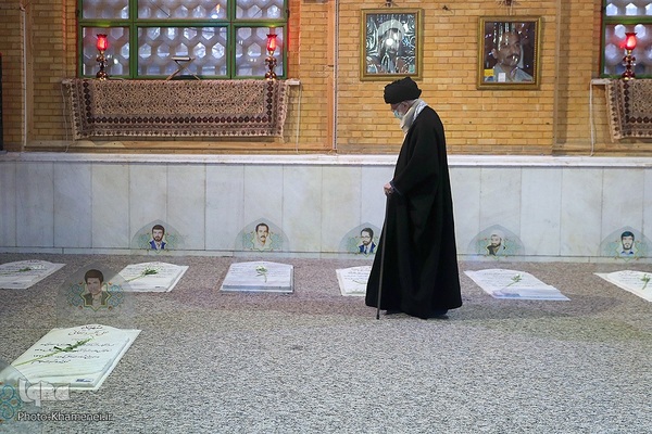 حضور رهبر فرزانه انقلاب در مرقد مطهر امام راحل و گلزار شهدای بهشت زهرا