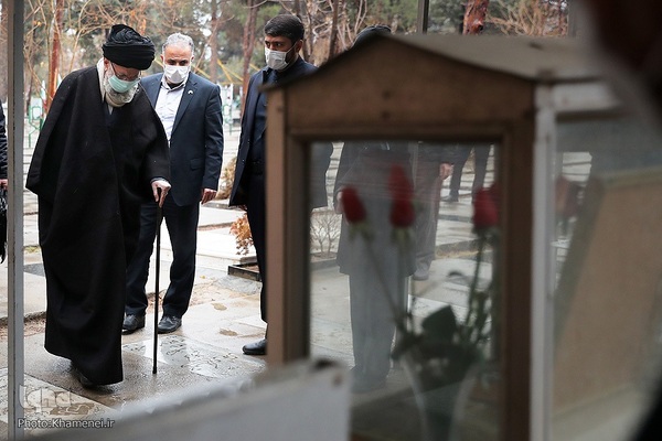 حضور رهبر فرزانه انقلاب در مرقد مطهر امام راحل و گلزار شهدای بهشت زهرا