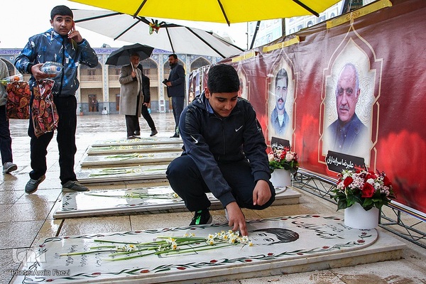 گلباران قبور شهدای حرم شاهچراغ (ع) به مناسبت آغاز دهه فجر‎‎