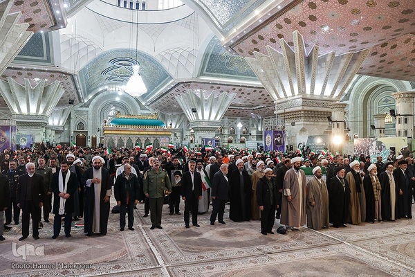 آغاز چهل‌و‌چهارمین دهه فجر انقلاب اسلامی در حرم امام خمینی(ره)