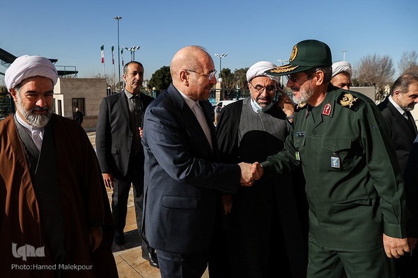 آغاز چهل‌و‌چهارمین دهه فجر انقلاب اسلامی در حرم امام خمینی(ره)