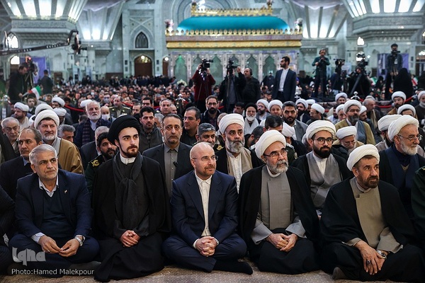 آغاز چهل‌و‌چهارمین دهه فجر انقلاب اسلامی در حرم امام خمینی(ره)