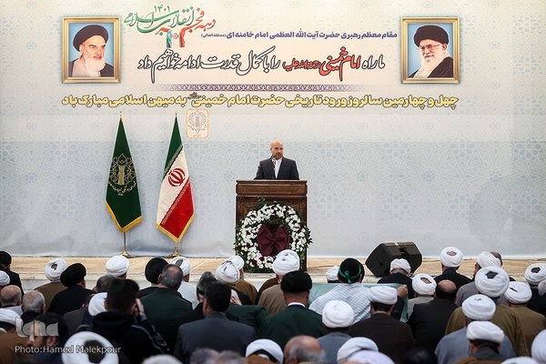 آغاز چهل‌و‌چهارمین دهه فجر انقلاب اسلامی در حرم امام خمینی(ره)
