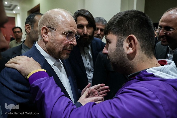 آغاز چهل‌و‌چهارمین دهه فجر انقلاب اسلامی در حرم امام خمینی(ره)