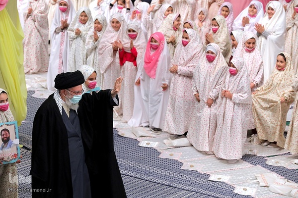 جشن تکلیف دختران دانش‌آموز در حسینیه امام خمینی(ره)