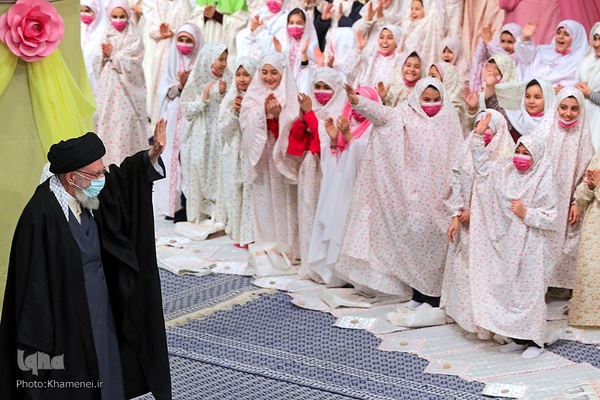 جشن تکلیف دختران دانش‌آموز در حسینیه امام خمینی(ره)