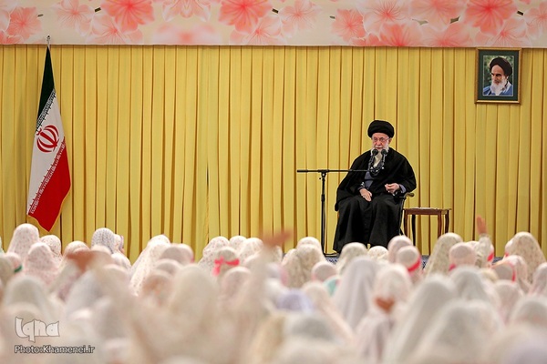 جشن تکلیف دختران دانش‌آموز در حسینیه امام خمینی(ره)