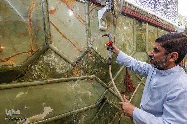 شستشوی اطراف ضریح‌مطهر علوی به مناسبت سالروز ولادت امیرالمومنین حضرت علی (ع)