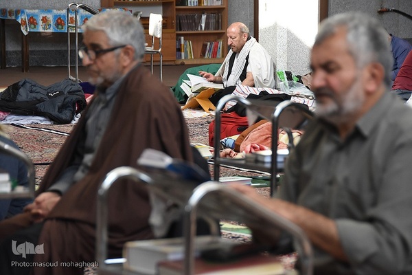 قرائت دعای ام داود در سومین روز مراسم معنوی اعتکاف