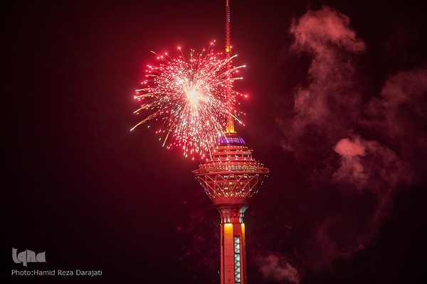 نورافشانی جشن پیروزی انقلاب اسلامی در برج میلاد