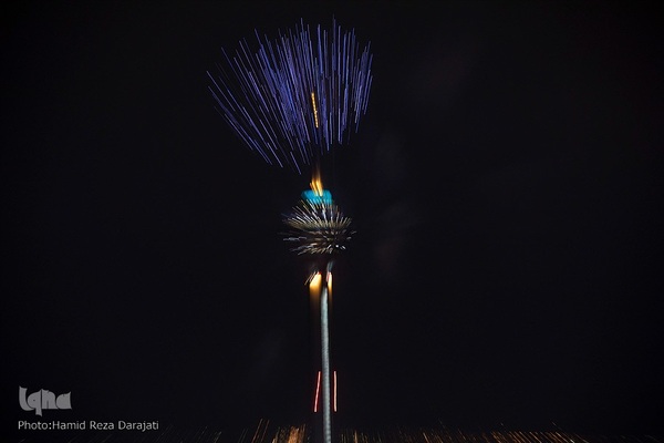 نورافشانی جشن پیروزی انقلاب اسلامی در برج میلاد