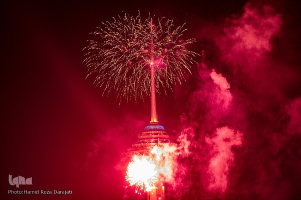 نورافشانی جشن پیروزی انقلاب اسلامی در برج میلاد