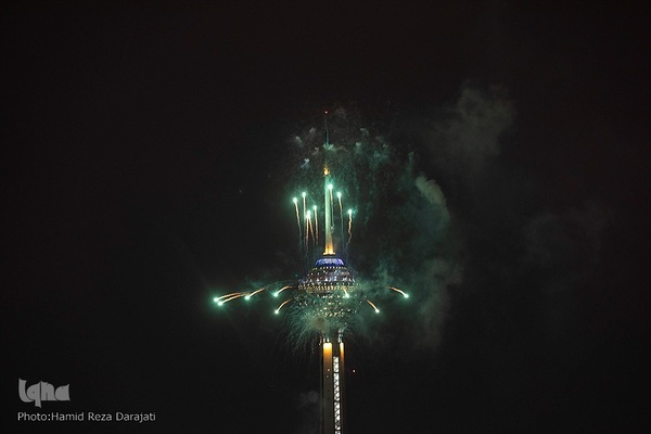 نورافشانی جشن پیروزی انقلاب اسلامی در برج میلاد