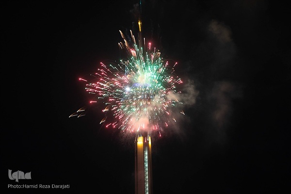 نورافشانی جشن پیروزی انقلاب اسلامی در برج میلاد