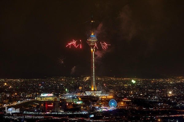 نورافشانی جشن پیروزی انقلاب اسلامی در برج میلاد