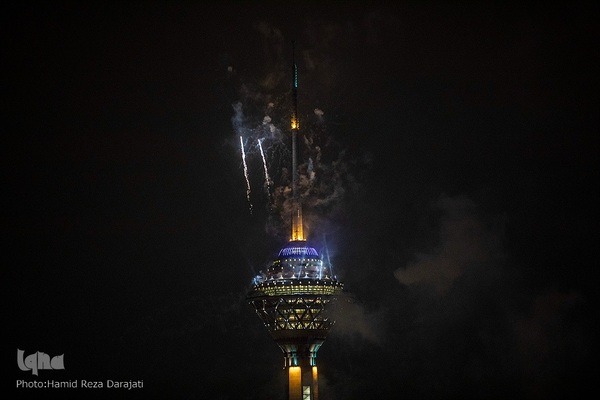 نورافشانی جشن پیروزی انقلاب اسلامی در برج میلاد