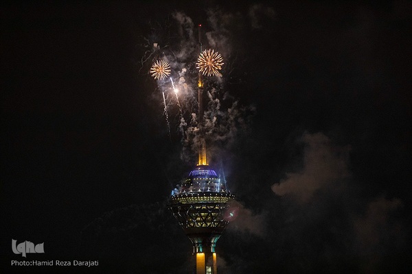 نورافشانی جشن پیروزی انقلاب اسلامی در برج میلاد