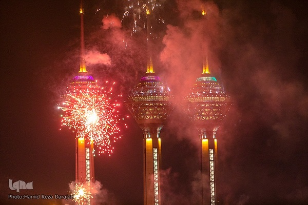 نورافشانی جشن پیروزی انقلاب اسلامی در برج میلاد
