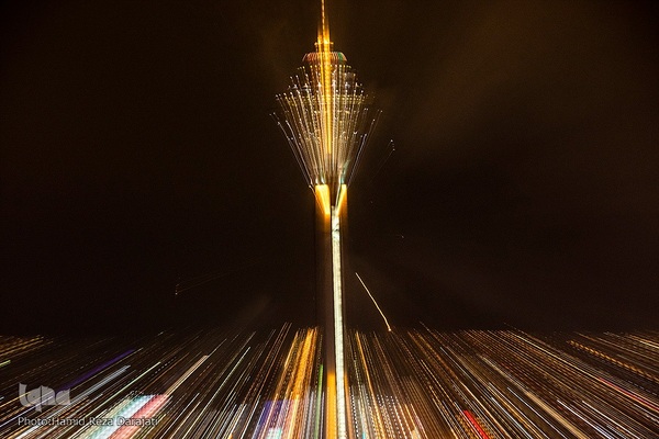 نورافشانی جشن پیروزی انقلاب اسلامی در برج میلاد